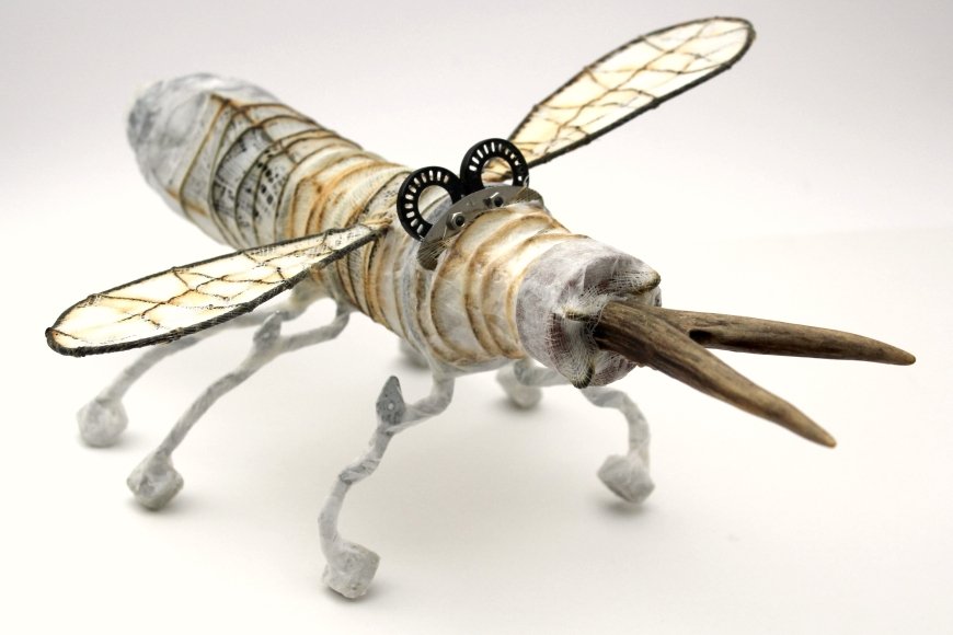 Maria Temnitschka Parasitierte Hornrüsselfliege, 2011, Diverse Materialien, montiert, diverse Größen