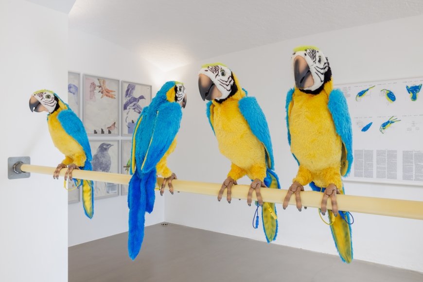 Gerrit Frohne-Brinkmann, Dirty Parrots, 2024, Courtesy the artist and Galerie Noah Klink, Berlin, © Gerrit Frohne-Brinkmann, Foto: ERES Stiftung, Thomas Dashuber