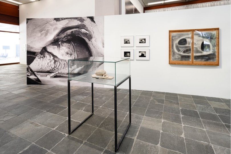 Ausstellungsansicht "VISIONÄRE RÄUME. WALTER PICHLER TRIFFT FRIEDRICH KIESLER in einem Display von Sonia Leimer", Foto: Jorit Aust / Belvedere, Wien