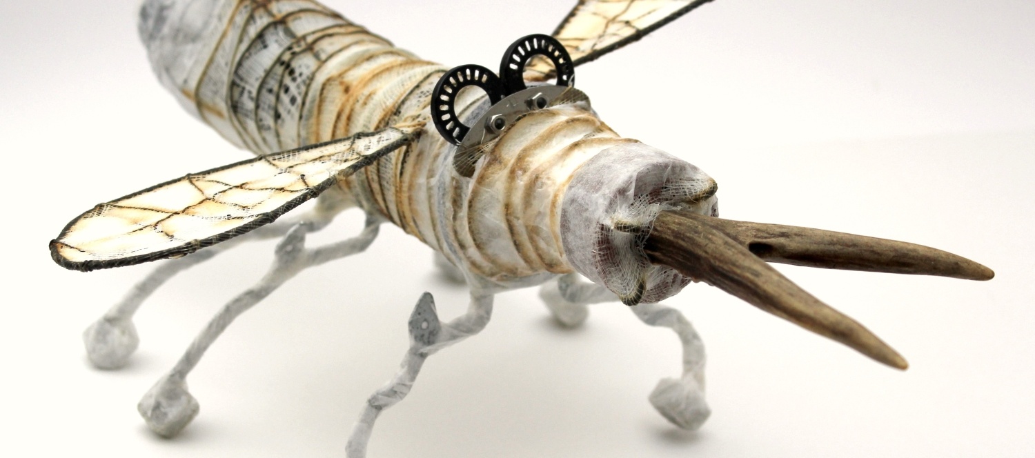 Maria Temnitschka Parasitierte Hornrüsselfliege, 2011, Diverse Materialien, montiert, diverse Größen